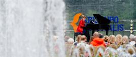 Pianistka Aleksandra Bobrowska gra na fortepianie