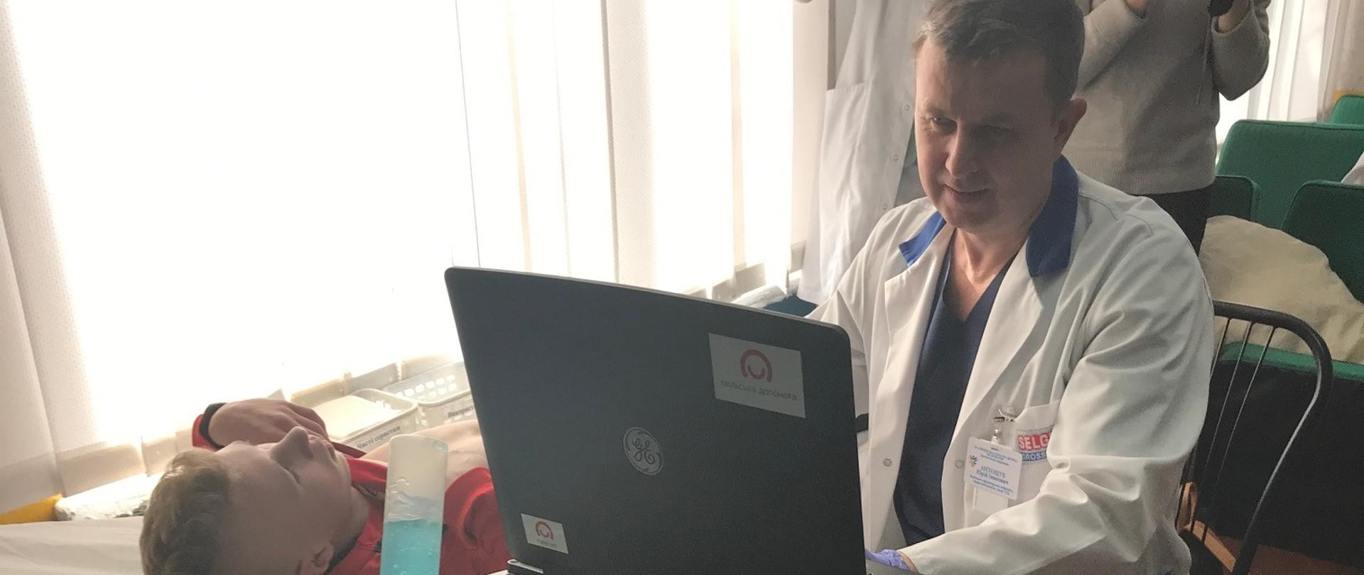 trwa badanie pacjenta