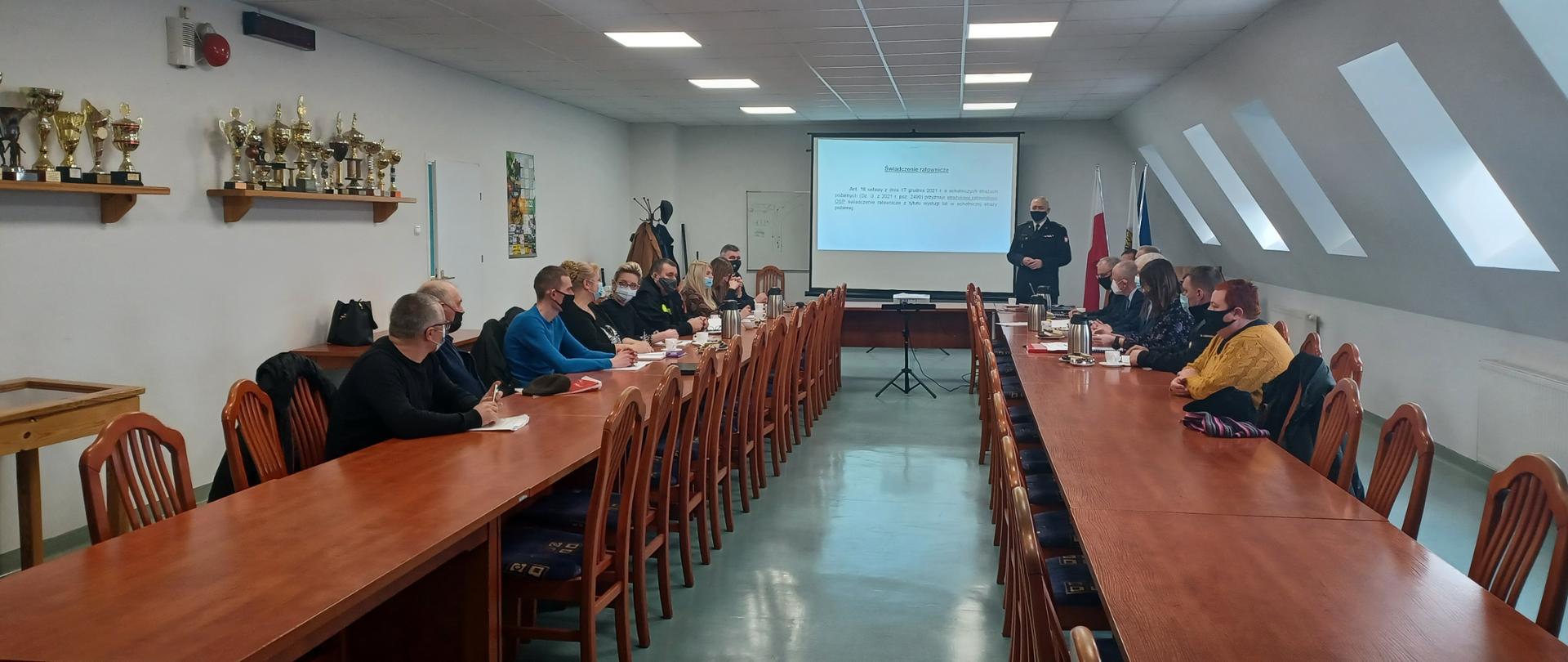 Na zdjęciu są zgromadzeni goście oraz komendant powiatowy PSP w Lipnie omawia zagadnienia dotyczące świadczenia ratowniczego