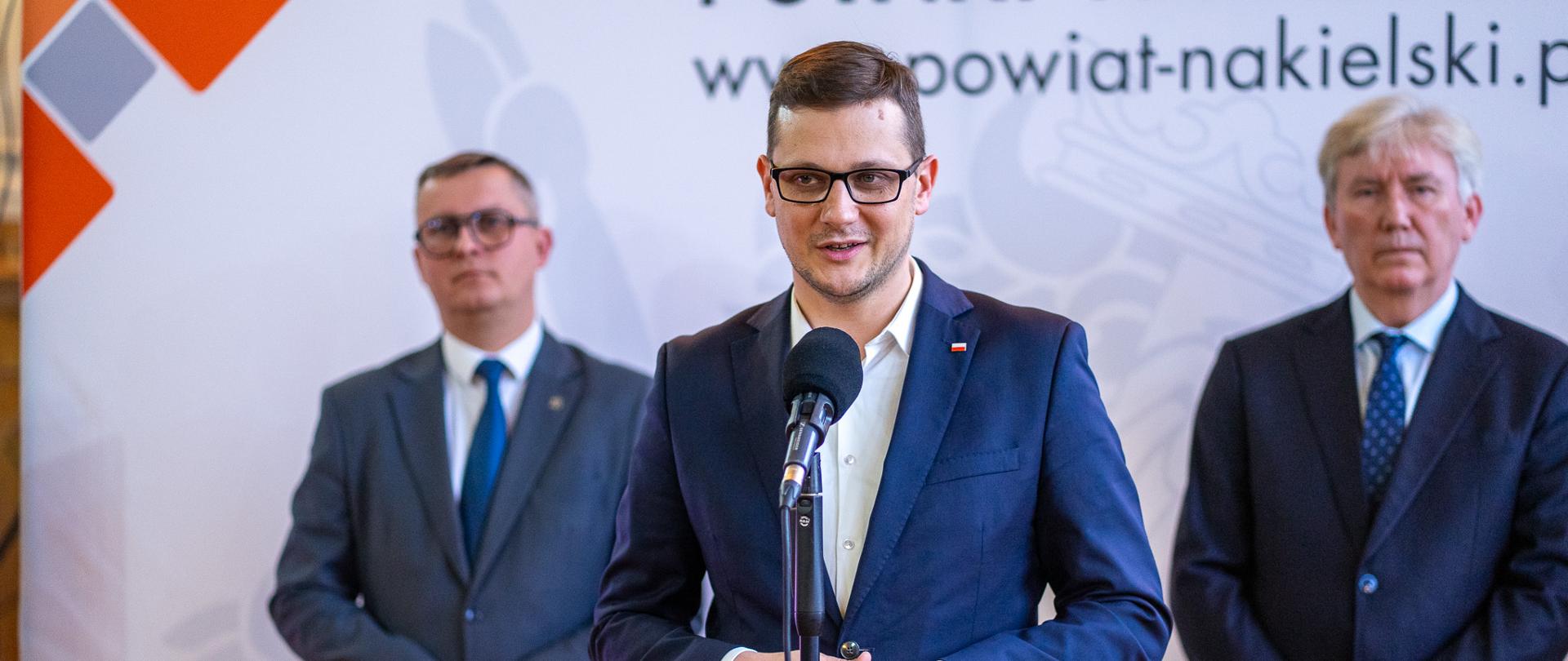 Konferencja prasowa Wojewody Kujawsko-Pomorskiego Michała Sztybla w temacie budowy drogi ekspresowej S10 na całej długości. Nowe informacje. W konferencji wzieli udział: Sebastian Borowiak - Dyrektor Oddziału Generalnej Dyrekcji Dróg Krajowych i Autostrad (GDDKiA) w Bydgoszczy oraz przedstawiciele samorządów z regionu. 