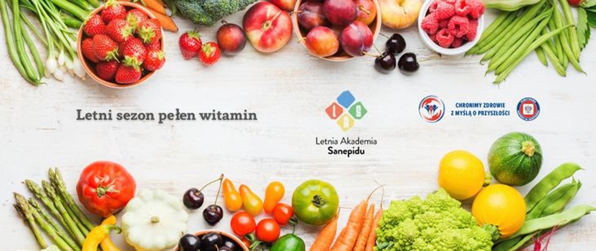 Na jasnym tle wokół krawędzi ułożono kolorowe letnie owoce i warzywa, m.in. truskawki, maliny, czereśnie, brzoskwinie, pomidory, marchew, szparagi, brokuły, cukinię. Pośrodku widnieje napis „Letni sezon pełen witamin”, logo Letniej Akademii Sanepidu, logo Państwowej Inspekcji Sanitarnej wraz z hasłem: chronimy zdrowie z myślą o przyszłości.