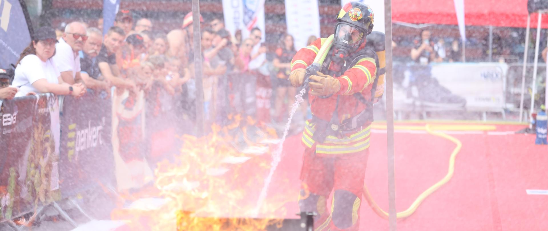 Strażak gaszący płomień podczas startu