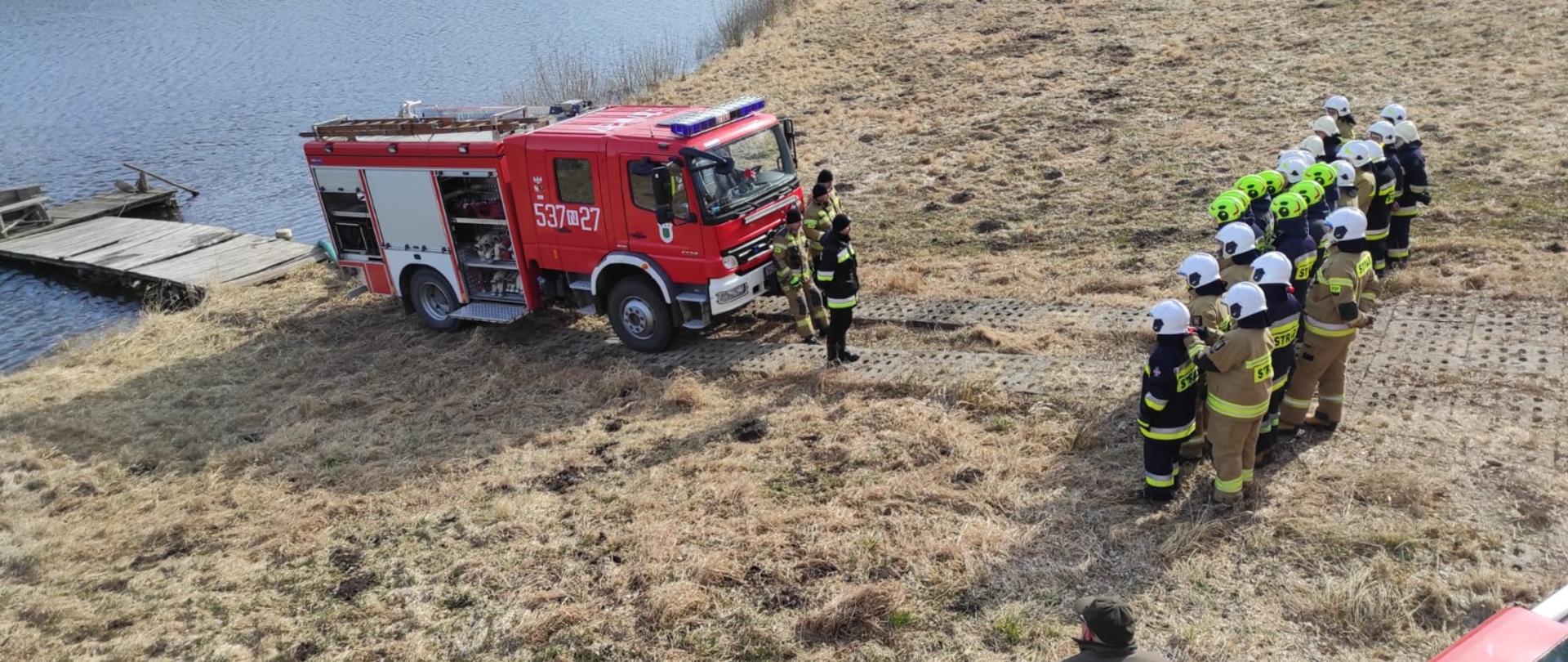 Funkcjonariusze komendy wyjaśniają zebranym druhom na czym będzie polegało ćwiczenie
