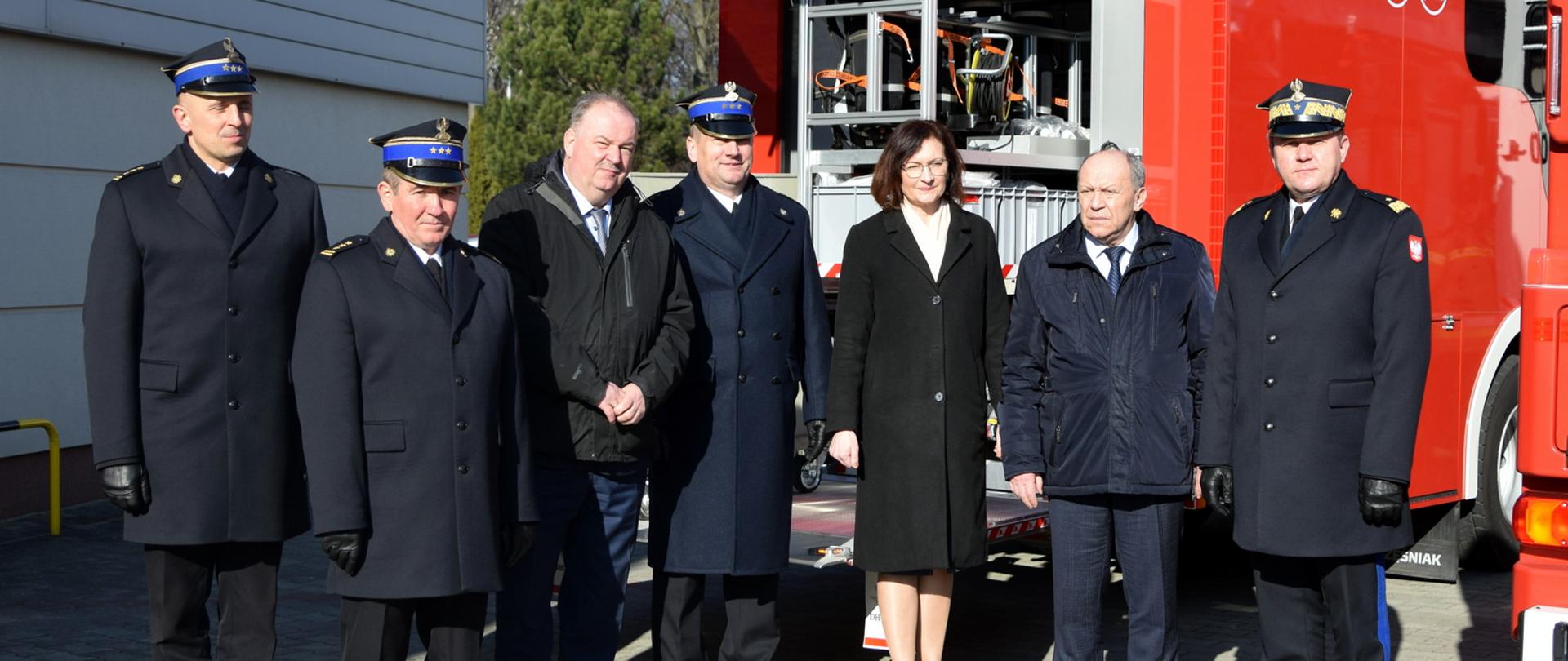 Na zdjęciu widzimy stojących na tle samochodu specjalnego laboratorium komendantów wojewódzkich PSP, wojewodę podkarpackiego Ewę Lieniart, posła na Sejm RP Zbigniewa Chmielowca, wicemarszałka województwa podkarpackiego Piotra Plicha oraz komendanta powiatowego PSP w Leżajsku.