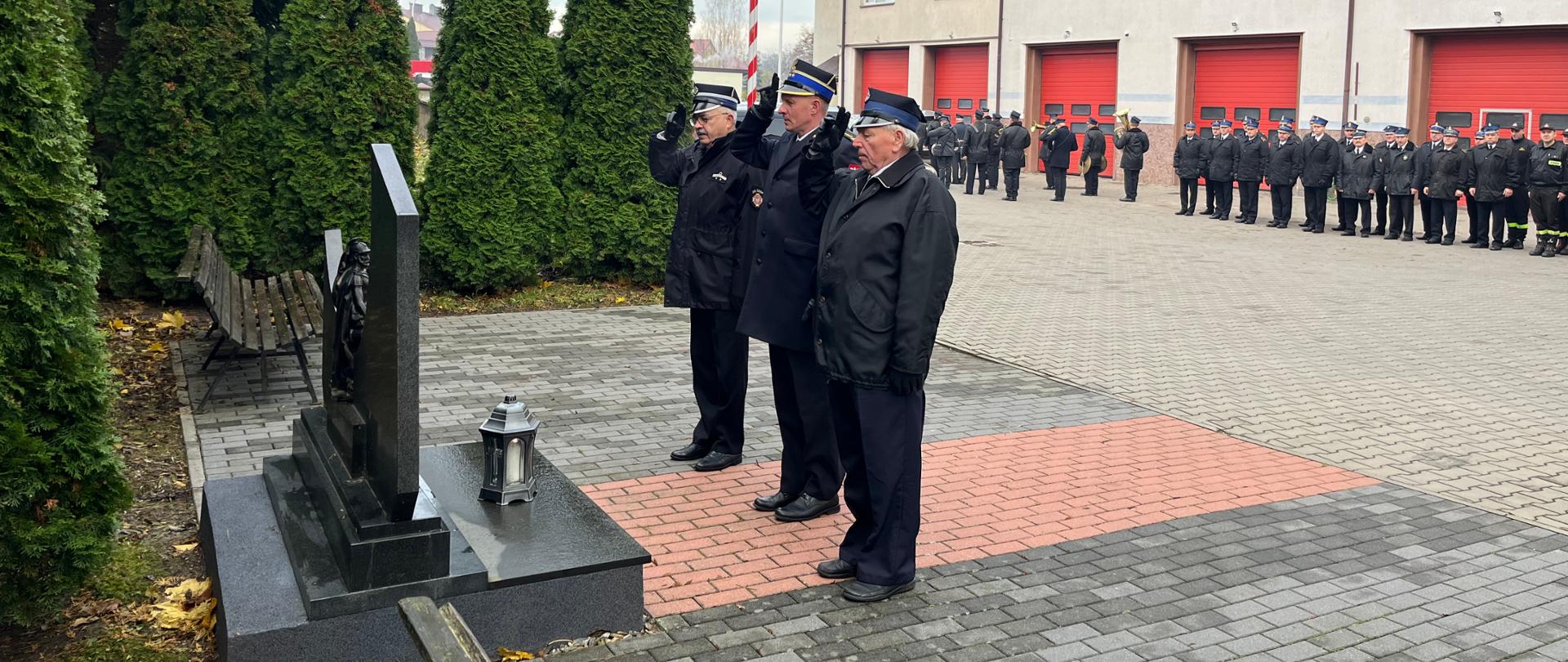 Pracownicy, emeryci KP PSP w Sejnach oraz druhowie OSP w dniu Wszystkich Świętych