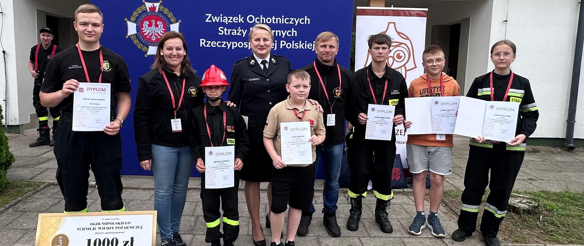 Na zdjęciu znajdują się osoby ustawione do zdjęcia