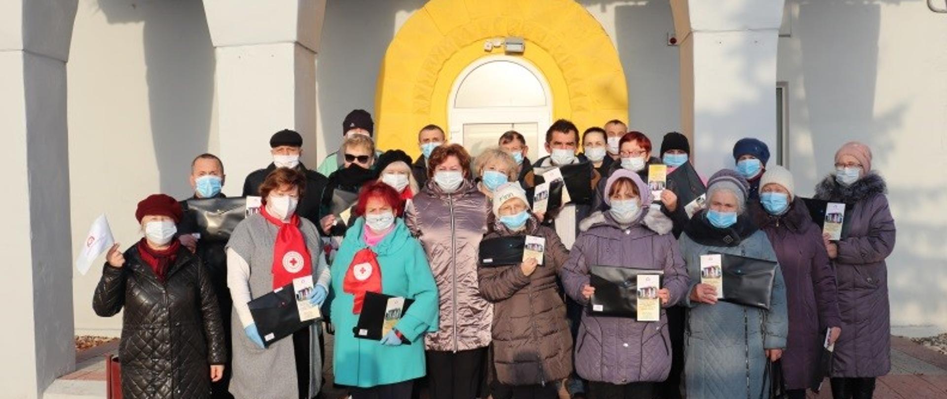 zdjęcie grupowe przed wejściem do budynku 