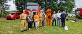 Na plaży nad jeziorem Urszulewskim, na tle samochodów pożarniczych ustawieni są do zdjęcia: Starosta Rypiński Jarosław Sochacki, Wójt gminy Skrwilno Dariusz Kolczyński, Nadleśniczy Tomasz Gnap, Komendant Powiatowej Straży Pożarnej w Rypinie starszy brygadier Grzegorz Łydkowski wraz ze swoim zastępcą młodszym kapitanem Marcinem Czarneckim, Zastępca Komendanta Policji w Rypinie młodszy inspektor Mirosław Dąbrowski, przedstawiciele Powiatowego Inspektoratu Sanitarnego, druh Jan Pankowski Prezes Zarządu Oddziału Powiatowego Związku Ochotniczych Straży Pożarnych Rzeczypospolitej Polskiej w Rypinie.