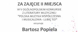 Dyplom na białym tle. W lewym górnym rogu w kolorowym kleksie klucz wiolinowy. W górnym lewym rogu organizatora konkursu. Na środku od góry czarnymi literami informacja dot. dyplomu, tj. otrzymane miejsce, nazwa konkursu, imię i nazwisko laureata, poniżej nazwa szkoły ucznia, następnie imię i nazwisko nauczyciela przygotowującego ucznia do konkursu. Poniżej kolorowa pięciolinia, na której rozrzucone są kolorowe nuty oraz klucze wiolinowe. Pięciolinia ma w tle kolorowe kleksy, a sama jest jakby rozwiana przez wiatr. Na samym dole miejsce oraz data wydarzenia, pieczęć szkoły z podpisami dyrektora oraz jury.