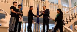 Wręczenie nagród i dyplomów młodzieży polonijnej w Ambasadzie RP w Taszkencie