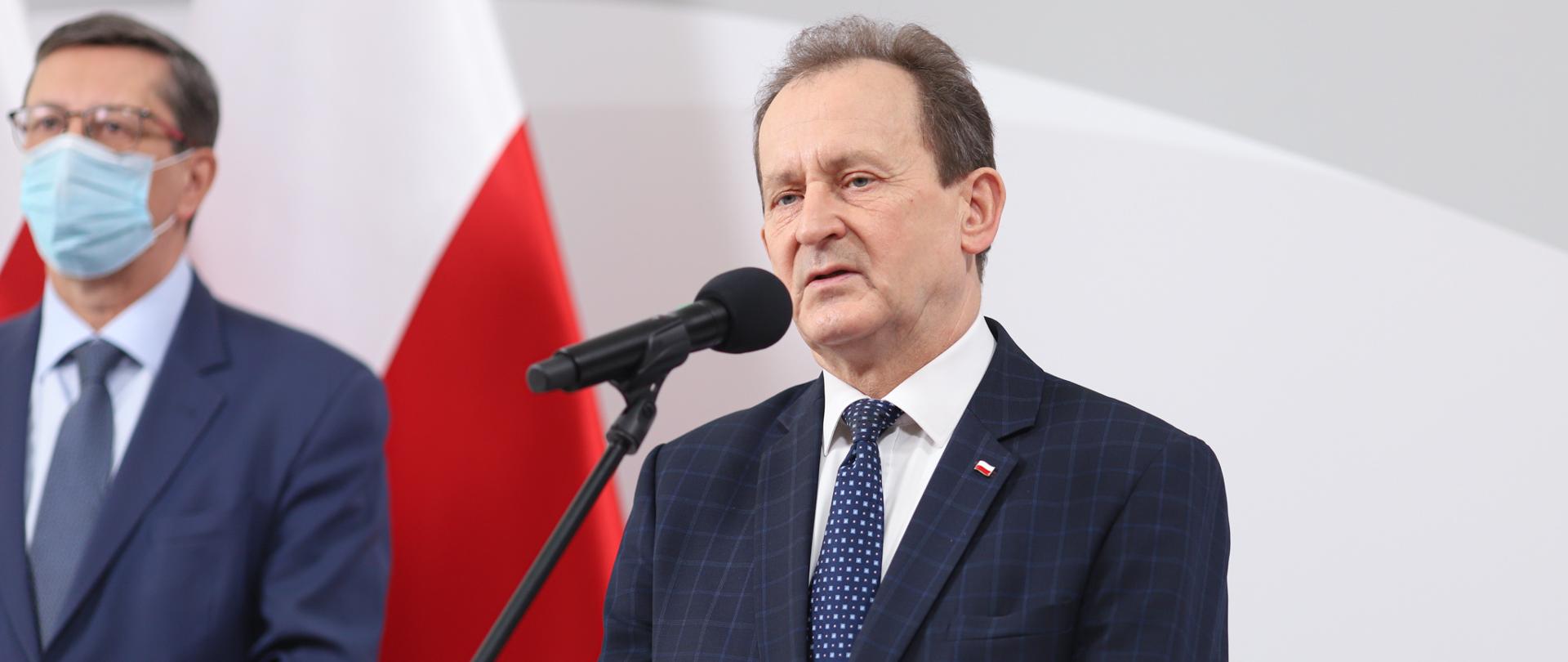 Konkurs na najciekawsze prace magisterskie i doktorskie związane z historią ruchu narodowego i katolicyzmu społecznego w Polsce, wiceminister Włodzimierz Bernacki i prof. Jan Żaryn stoją na konferencji, wiceminister stoi przed mikrofonem i przemawia.