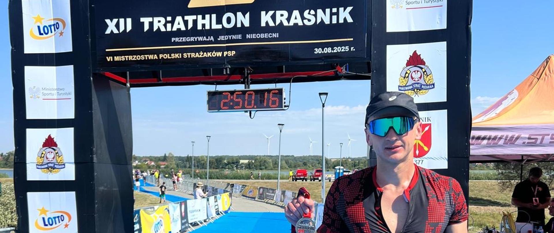 Na zdjęciu widoczny reprezentant KP PSP po zakończonych zawodach na linii mety