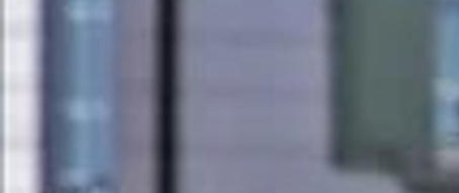 Dwoje ludzi trzyma się za ręce.