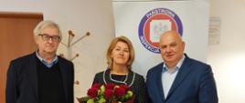 Zdjęcie przedstawia powołaną na stanowisko Państwowego Powiatowego Inspektora Sanitarnego w Myślenicach Panią Beatę-Elżbietę Suchanik w otoczeniu Andrzeja Hawranka i Macieja Klimy.