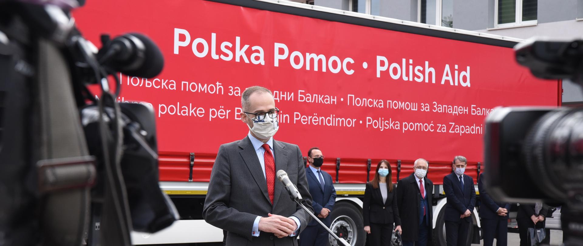 Wiceminister klimatu Adam Guibourgé-Czetwertyński podczas odprawy konwoju z pomocą humanitarną