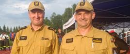 Widok z przodu. Zastępca Małopolskiego Komendanta Wojewódzkiego PSP wraz z Zastępcą Dowódcy Jednostki Ratowniczo-Gaśniczej w Wadowicach po zakończonych Krajowych Zawodach Sportowo-Pożarniczych.
