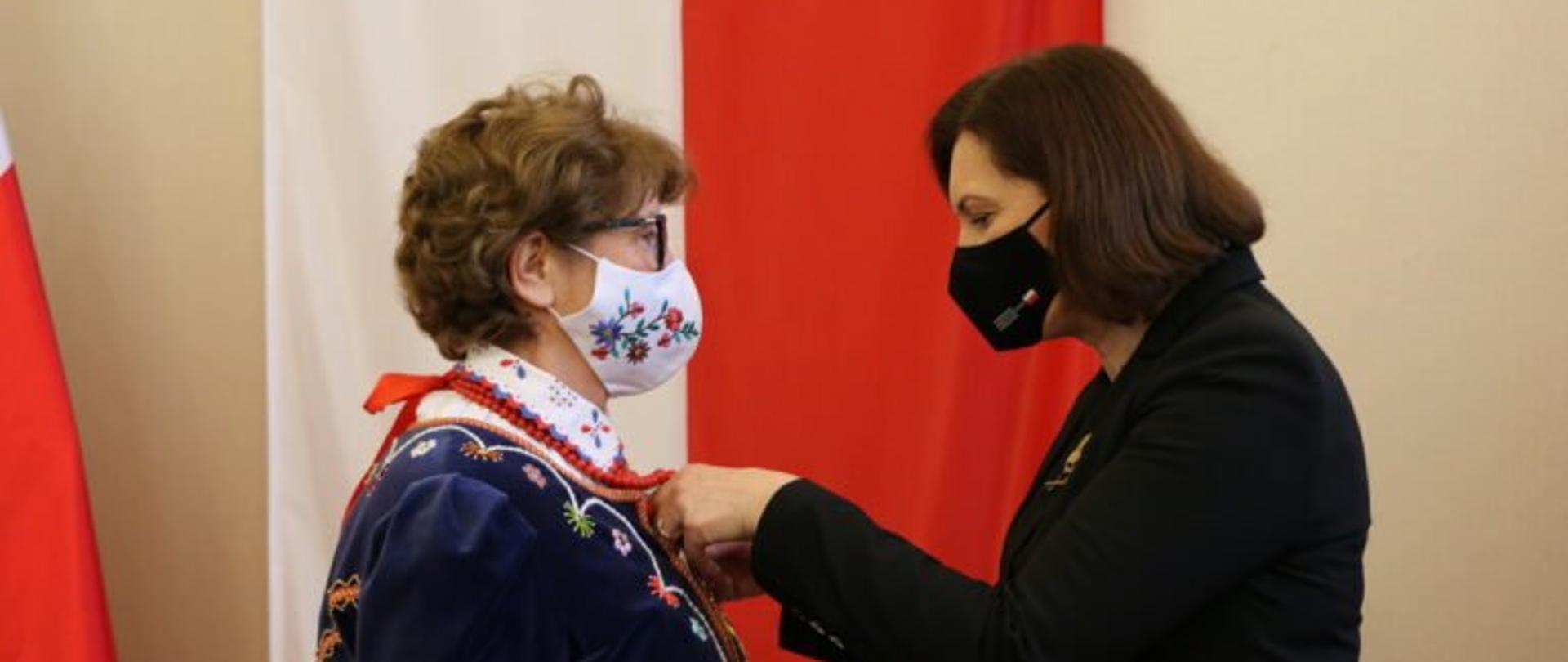 Wojewoda podkarpacki Ewa Leniart wręcza odznaczenie państwowe zasłużonej mieszkance regionu