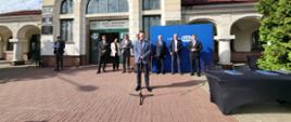 Wiceminister infrastruktury Andrzej Bittel przemawia podczas prasowej dotyczącej podpisania umowy na zaprojektowanie i wykonanie modernizacji budynku dworca kolejowego w Otwocku