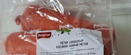 Metka łososiowa kiełbasa surowa metka nr partii 1R808070707 opakowanie zbiorcze