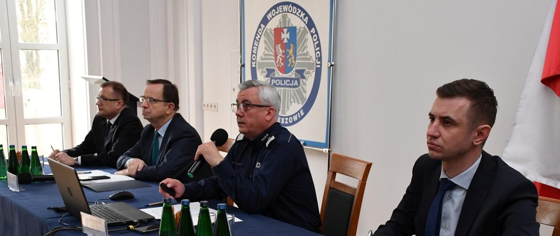 Komendant wojewódzki Policji w Rzeszowie nadinsp. Dariusz Matusiak zabiera głos podczas narady podsumowującej działalność podkarpackiej Policji w 2022 r. 