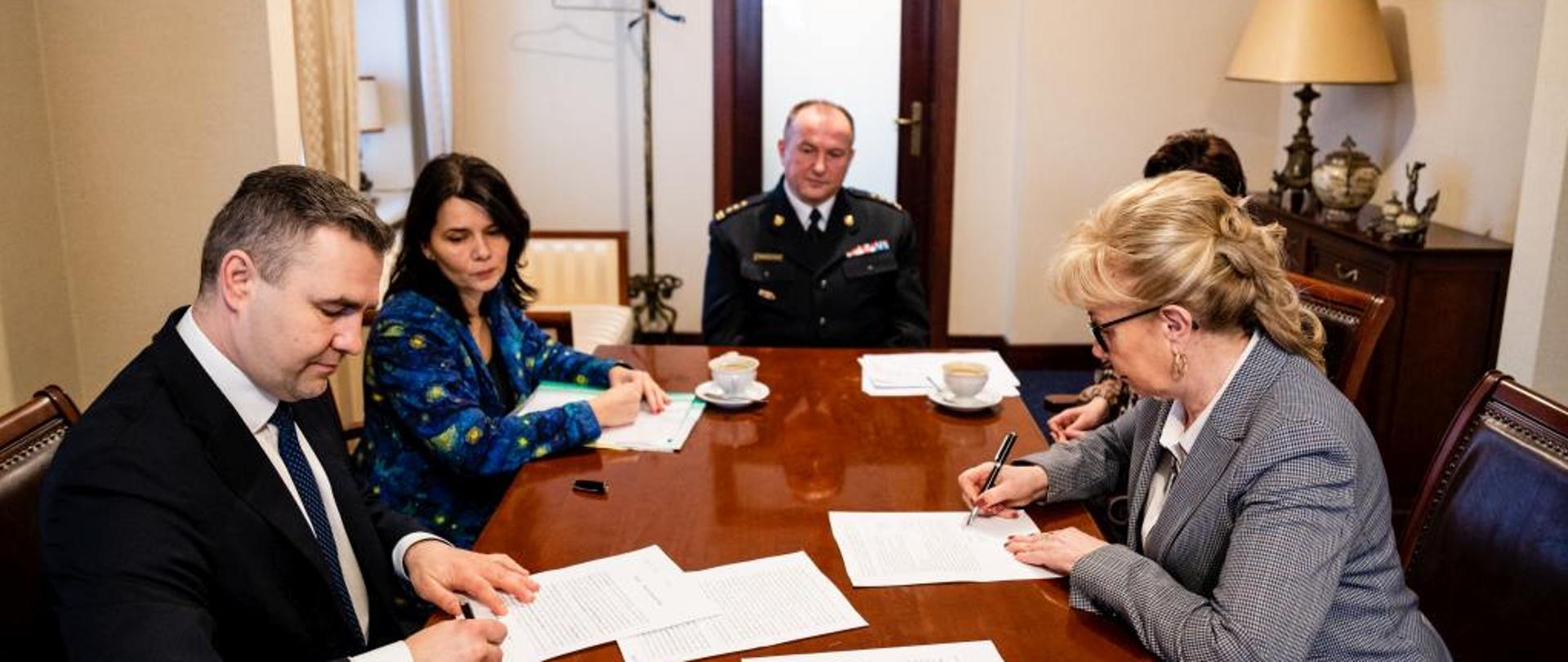 zdjęcie przedstawia komendanta powiatowego PSP oraz władze samorządowe podczas podpisania aktu.