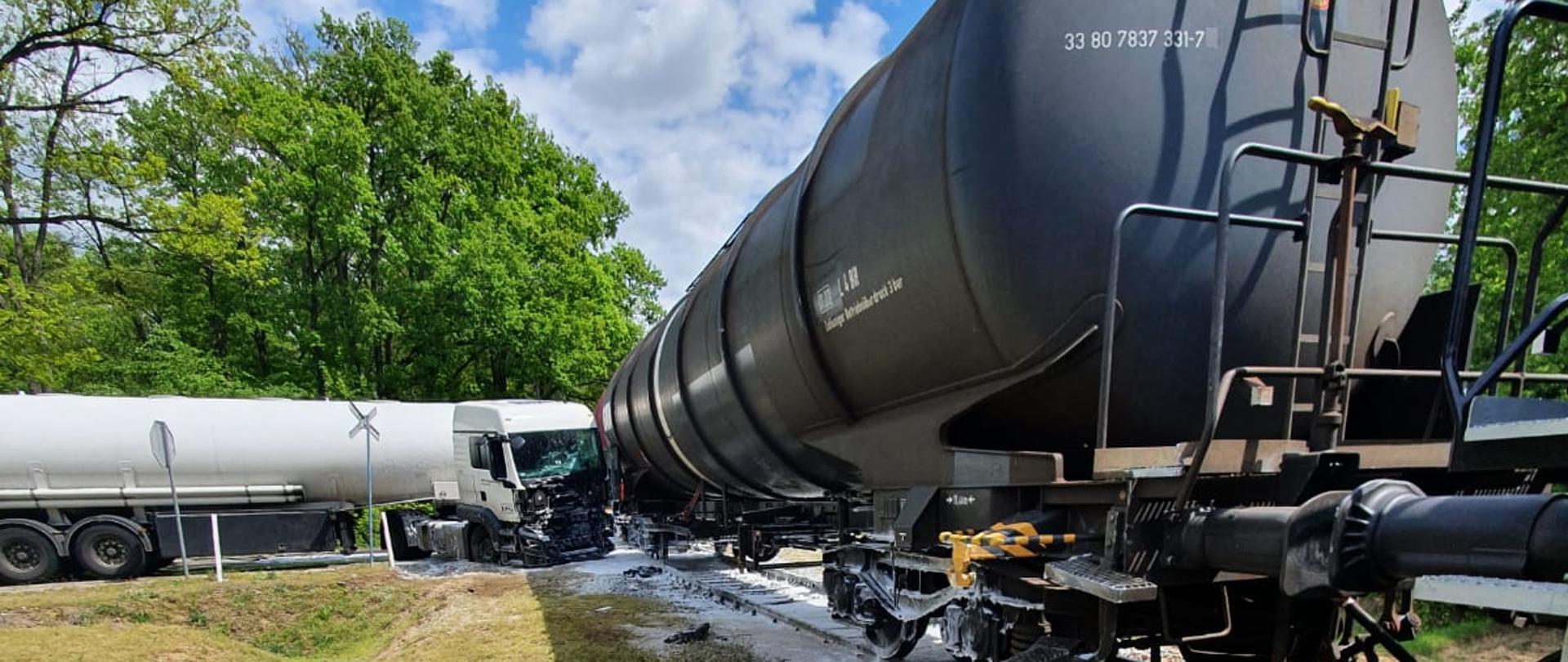 Na zdjęciu widać uszkodzony skład pociągu oraz autocysternę