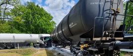 Na zdjęciu widać uszkodzony skład pociągu oraz autocysternę