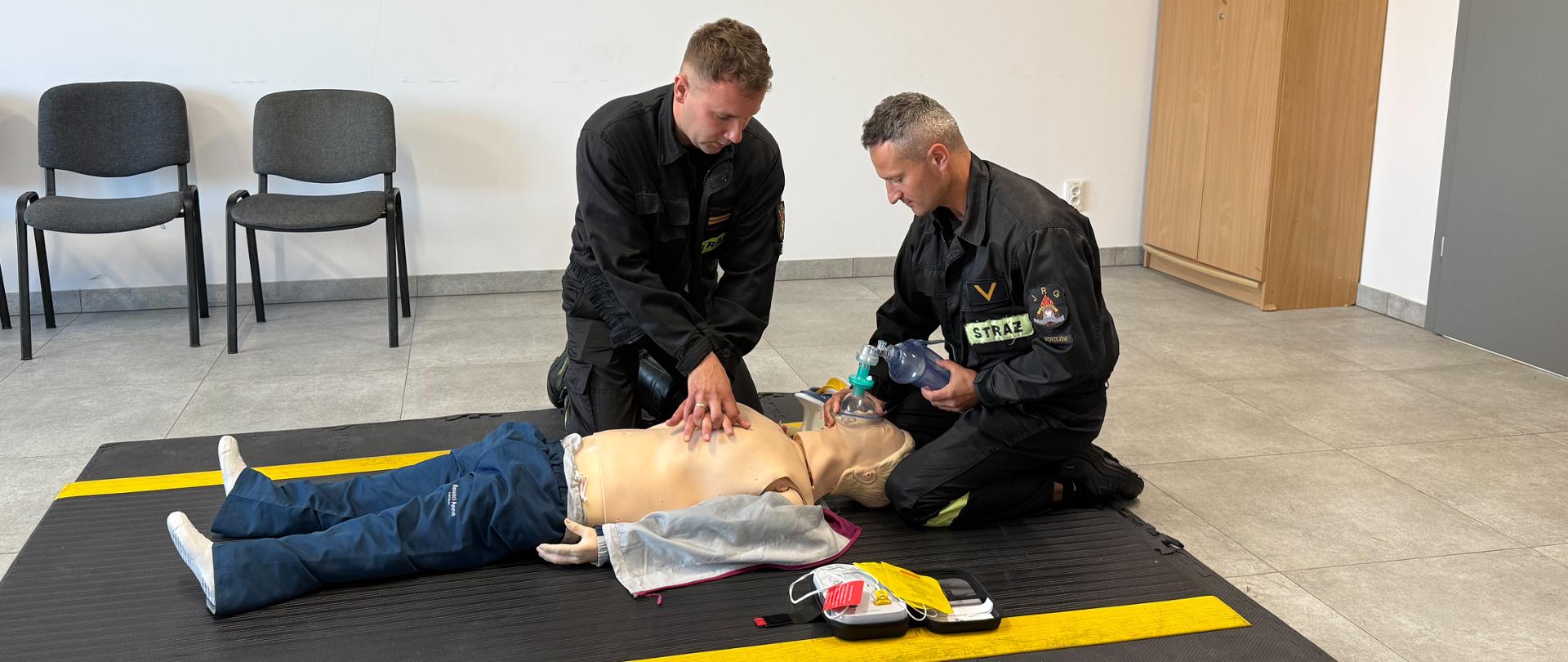 Strażacy podczas resuscytacji krązeniowo-oddechowej