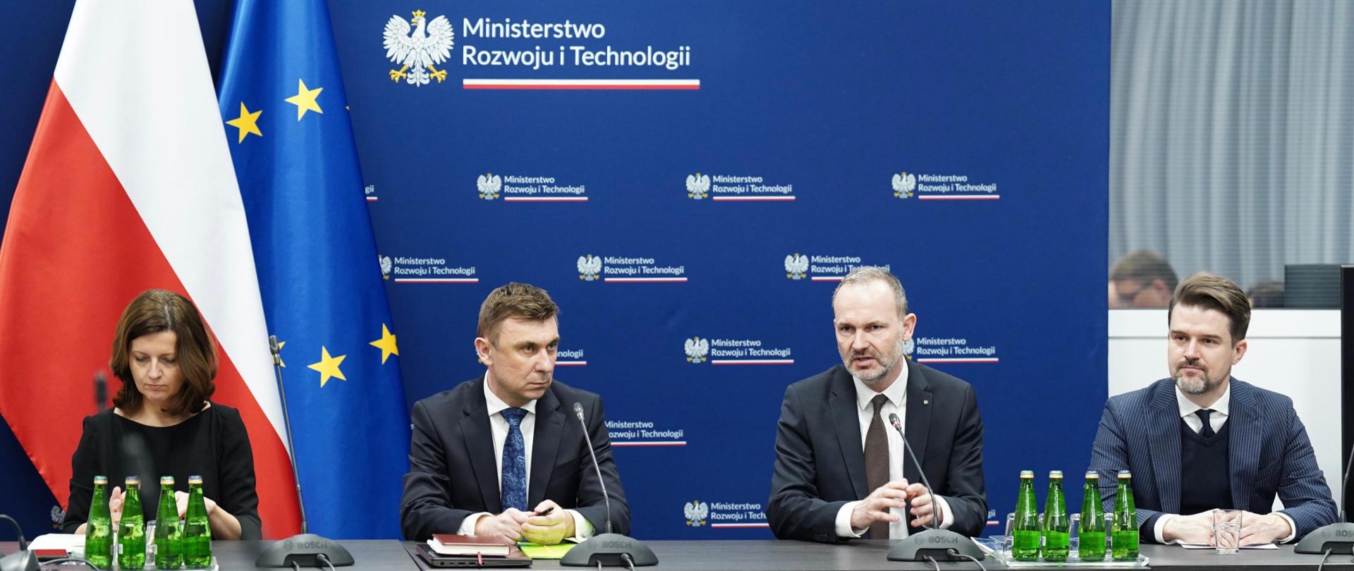 Na zdjęciu ministra Krzysztofa Hetmana, który zabiera głos podczas posiedzenia Zespołu. Obok ministra siedzą dyrektorzy Departamentu Doskonalenia Regulacji Gospodarczych.