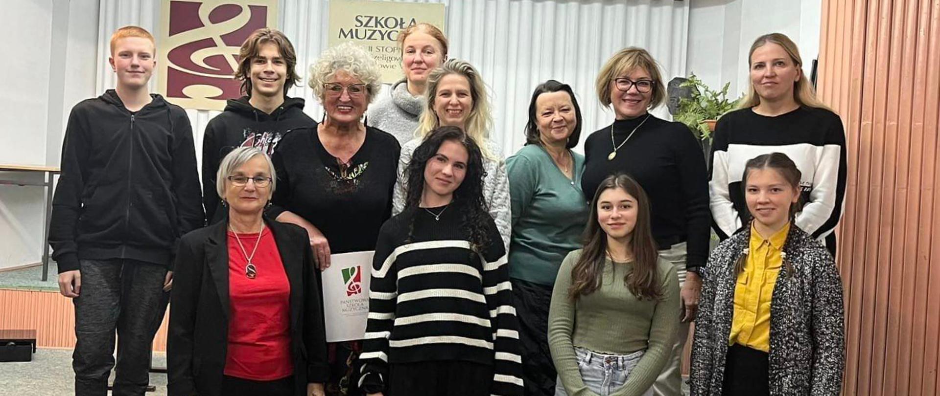 Zbiorowe zdjęcie uczestników warsztatów pianistycznych - uczniowie, nauczyciele i prowadząca - p. Jolanta Reszelska
