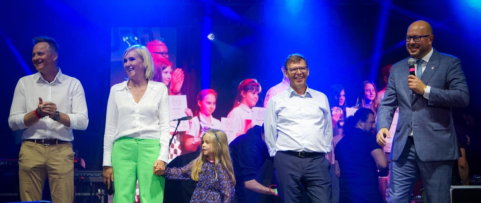 Wojewoda na scenie z innymi osobami 