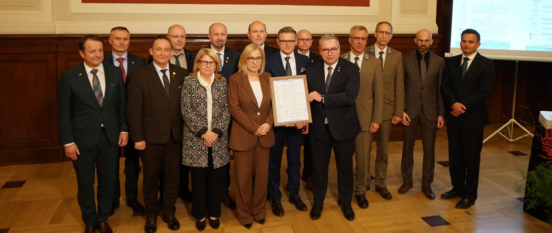 Sygnatariusze listu intencyjnego ws. przeciwdziałaniu skutkom suszy w Wielkopolsce.