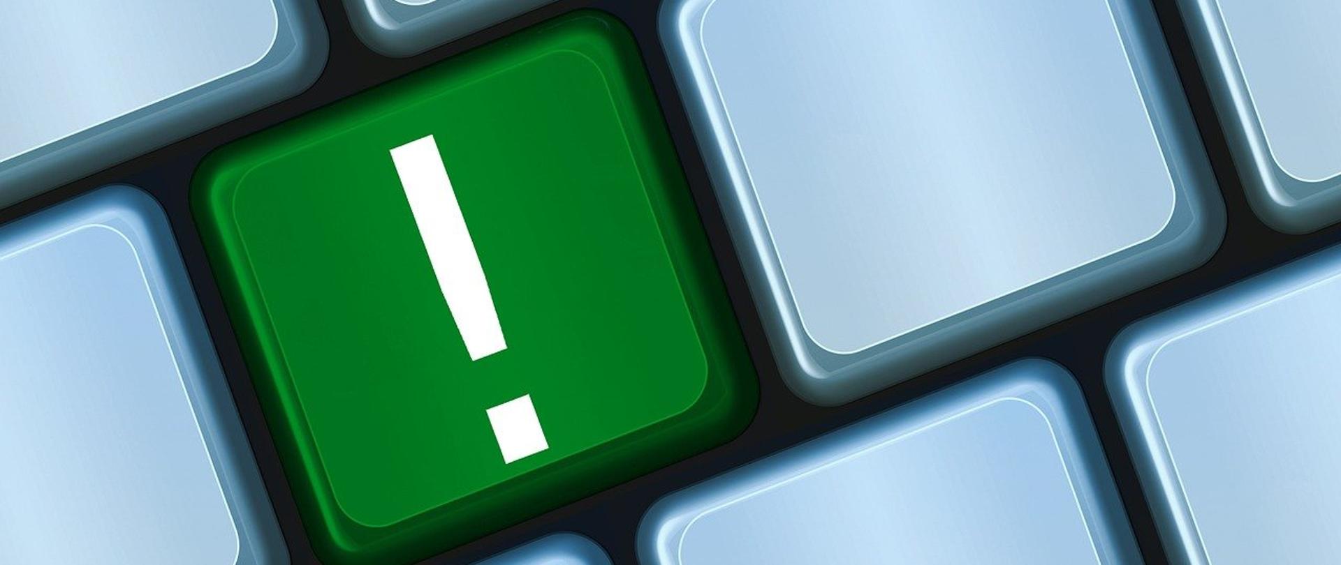 Klawiatura z zielonym klawiszem ze znakiem wykrzyknika.