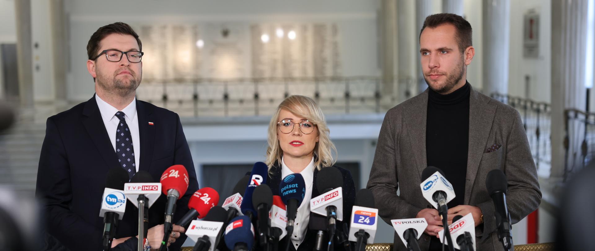 Minister Marzena Małek, wiceminister Jan Kanthak oraz poseł Andrzej Śliwka podczas konferencji prasowej.