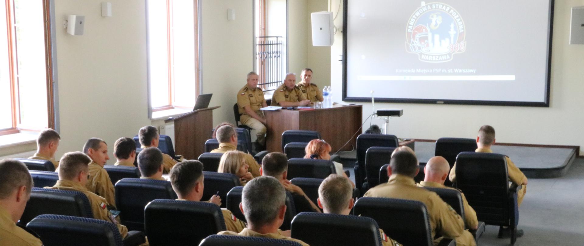Na zdjęciu widoczni funkcjonariusze KM PSP m.st. Warszawy podczas odprawy służbowej 