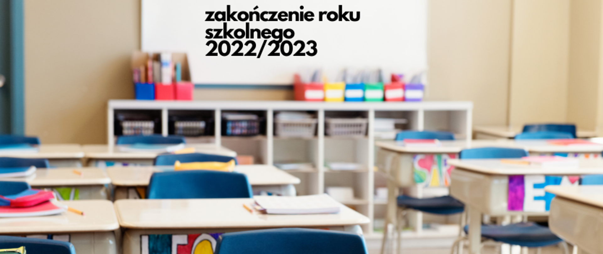 grafika: zdjęcie pustej klasy szkolnej. Na zdjęciu kolorowe ławki i niebieskie krzesełka, z tyłu sali lekcyjnej regały z kolorowymi przyborami szkolnymi. U góry zdjęcia napis zakończenie roku szkolnego 2022/2023