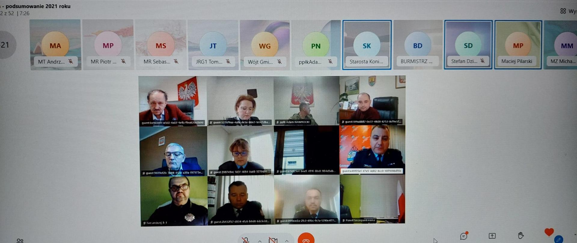Zdjęcie przedstawia monitor laptopa, który pokazuje wideokonferencję z samorządowcami i służbami oraz pracownikami komendy 