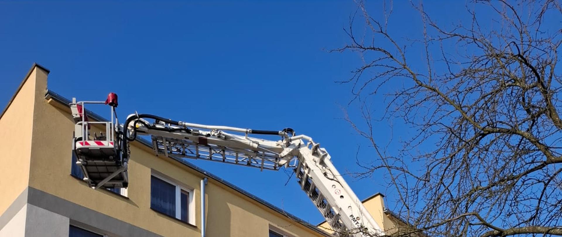 Na zdjęciu widać sprawiony podnośnik oraz strażaków.