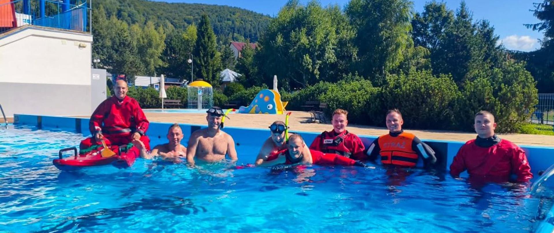 Zdjęcie przedstawia strażaków którzy brali udział w ćwiczeniach na basenie w Ustrzykach Dolnych. 