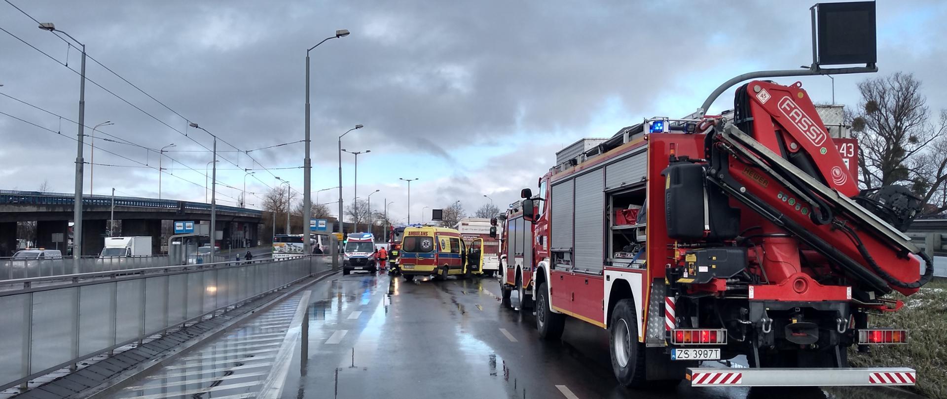 Na zdjęciu służby ratunkowe na miejscu zdarzenia