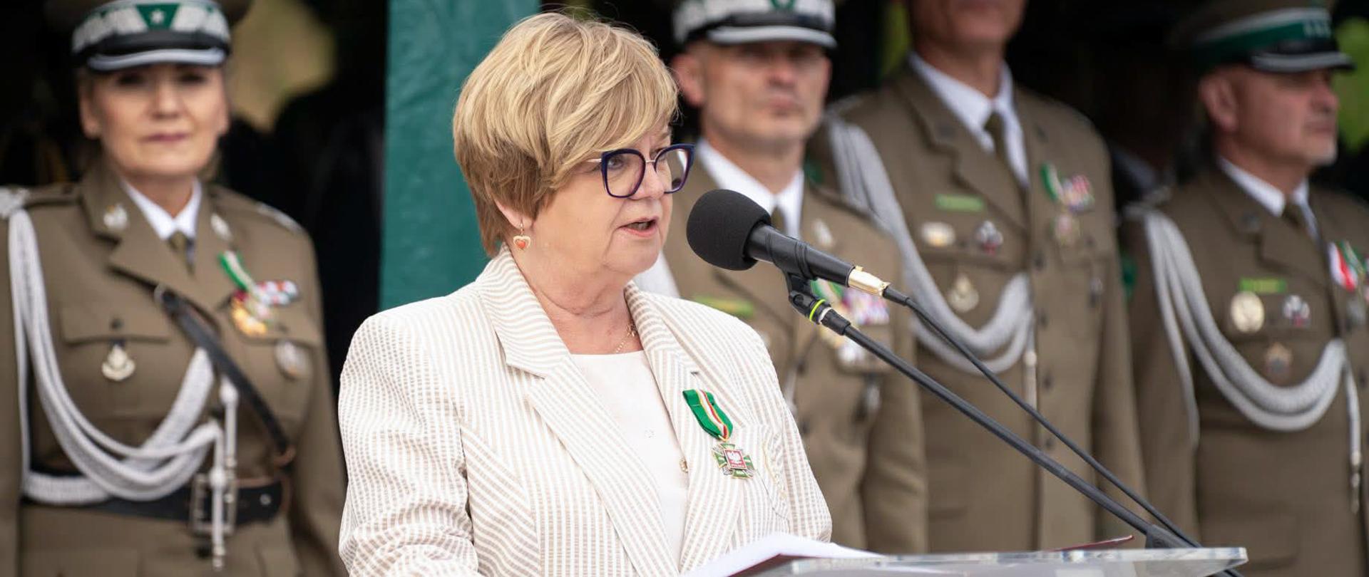Zdjęcie przedstawia wojewodę podkarpackiego Teresę Kubas-Hul podczas uroczystości z okazji jubileuszu Bieszczadzkiego oddziału Straży Granicznej