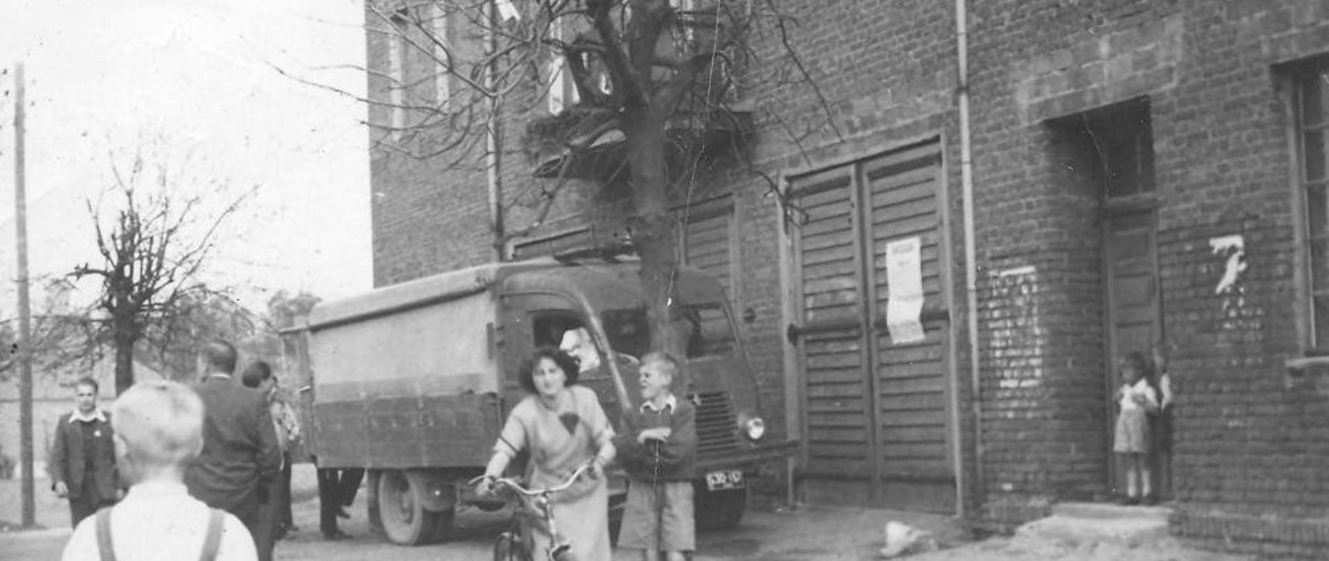 Zdjęcie przedstawia frontu budynku OSP z czasów, gdy zaczynała w nim funkcjonować również Miejska Zawodowa Straż Pożarna w Koluszkach