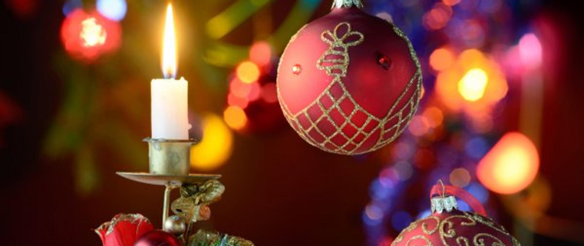 Zdjęcie przedstawia ozdoby świąteczne