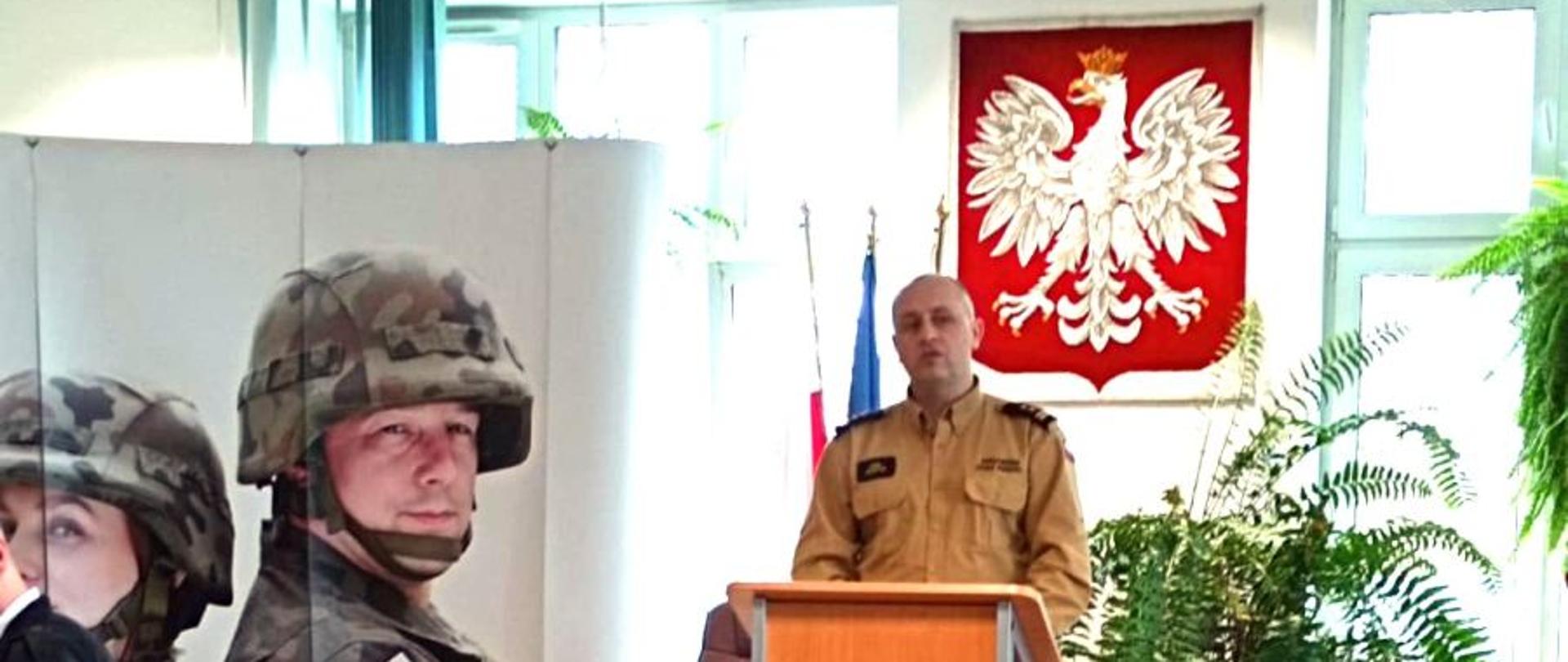 Zdjęcie przedstawia przemawiającego komendanta ustrzyckiej komendy.