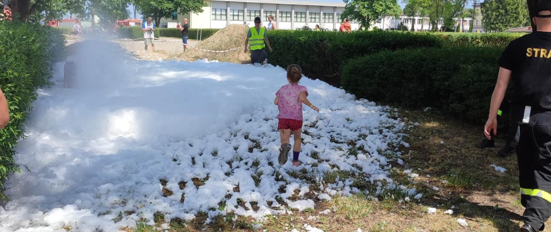Zdjęcie przedstawia bieg po pianie dzieci