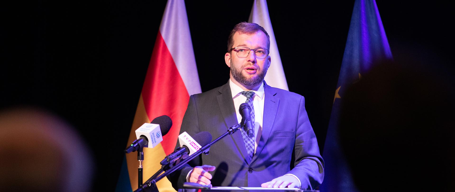 minister Grzegorz Puda przy mównicy