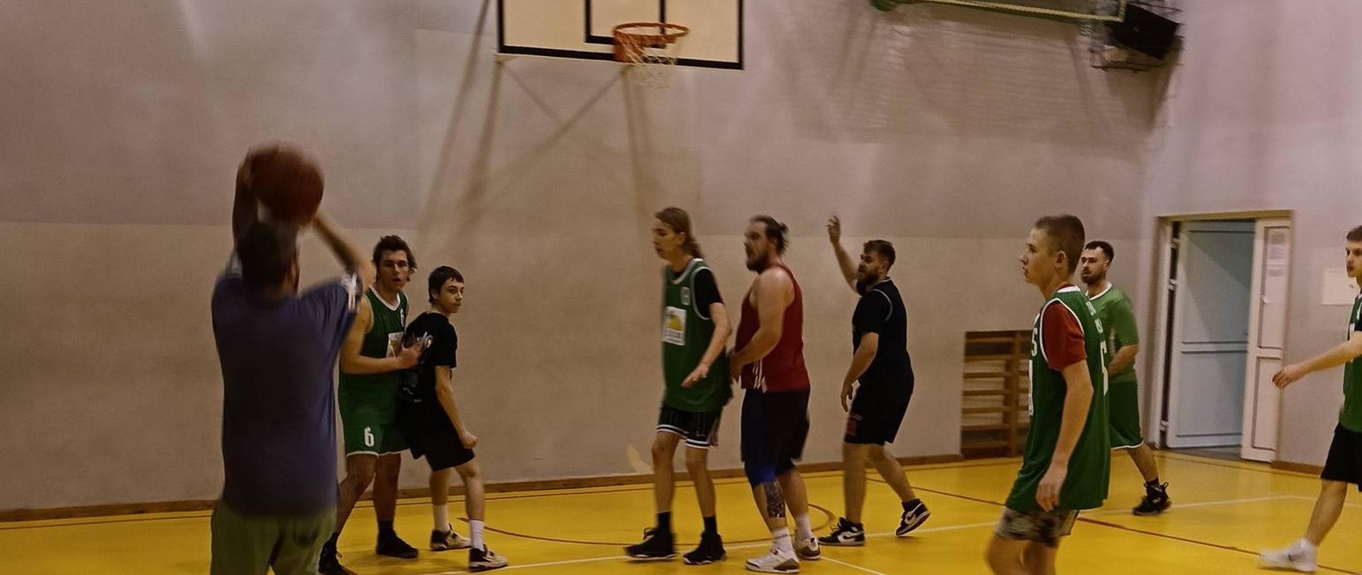 na zdjęciu widać rozgrywkę między byłymi uczniami, a uczniami aktualnych klas 