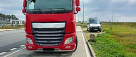 Ciężarówka zatrzymana na S3 przez inspektorów z WITD w Szczecinie. W centrum skontrolowany zespół pojazdów. Po prawej, w zatoczce, inspekcyjny furgon. W tle, po lewej, pojazdy zaparkowane na parkingu przy drodze ekspresowej.