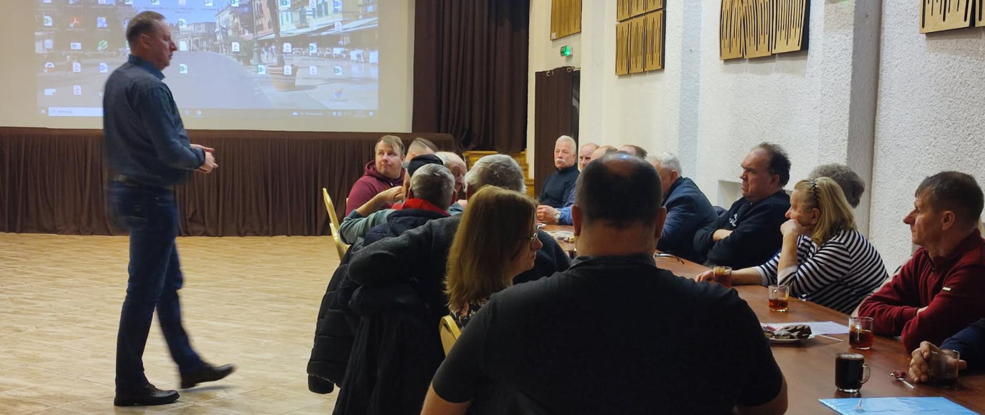 Wystąpienie_inspektora_Wojewódzkiego_Inspektoraty_Ochrony_Roślin_i_Nasiennictwa_w_Olsztynie_Na_zdjęciu_znajduje_się_grupa_rolników_słuchających_wykładu_IŁOWO,OSADA