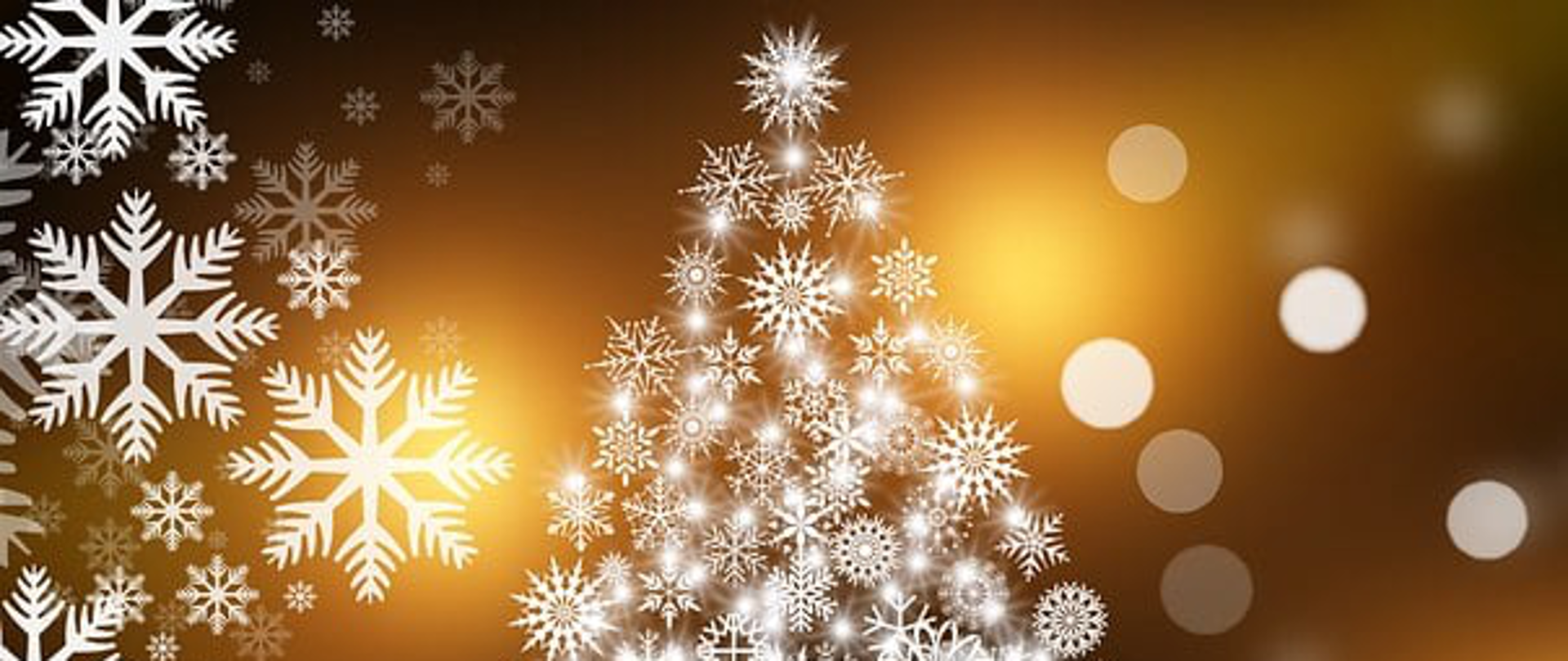 Od lewej białe śnieżynki, na środku biała choinka wykonana ze śnieżynek różnych wzorów, tło całości jest czarne z złotymi rozbłyskami.